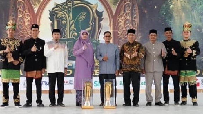 Kepala Biro Keistimewaan dan Kesejahteraan Rakyat (Kesra) Pemerintah Aceh, Dr Drs Yusrizal, MSi foto bersama dengan pimpinan MAS Ulumul Quran Banda Aceh yang menjadi juara umum RIAB FAIR XII Tahun 2025, di Madrasah Aliyah Ruhul Islam Anak Bangsa (RIAB), Sabtu (4/10/2025). (Foto: For Nukilan)