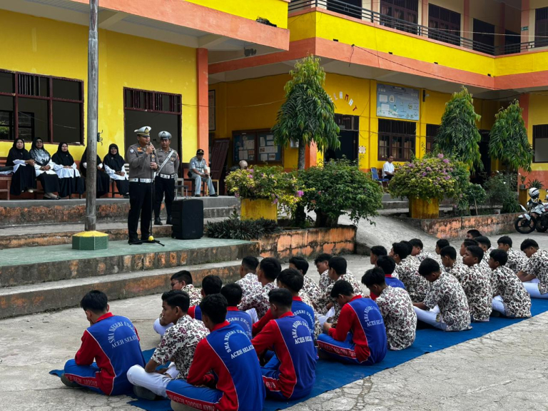 Satlantas Polres Aceh Selatan Edukasi Pelajar SMA Unggul Soal Tertib Lalu Lintas. (Foto: For: Nukilan)