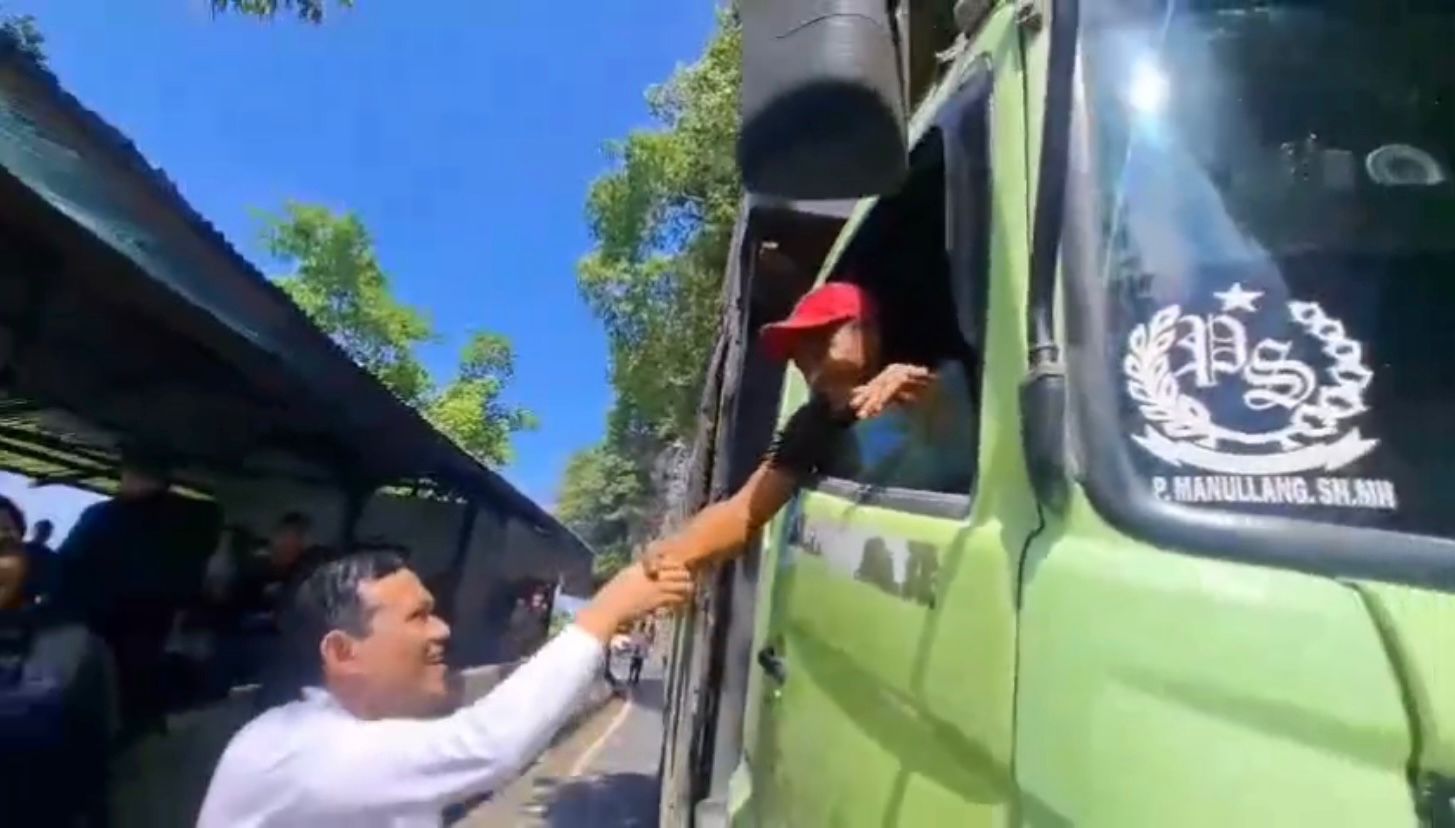 Wakil Gubernur Aceh Fadhlullah atau Dek Fadh saat menyapa sopir truk di kawasan Gunung Geurutee, Aceh Jaya. (Foto tangkapan layaR)