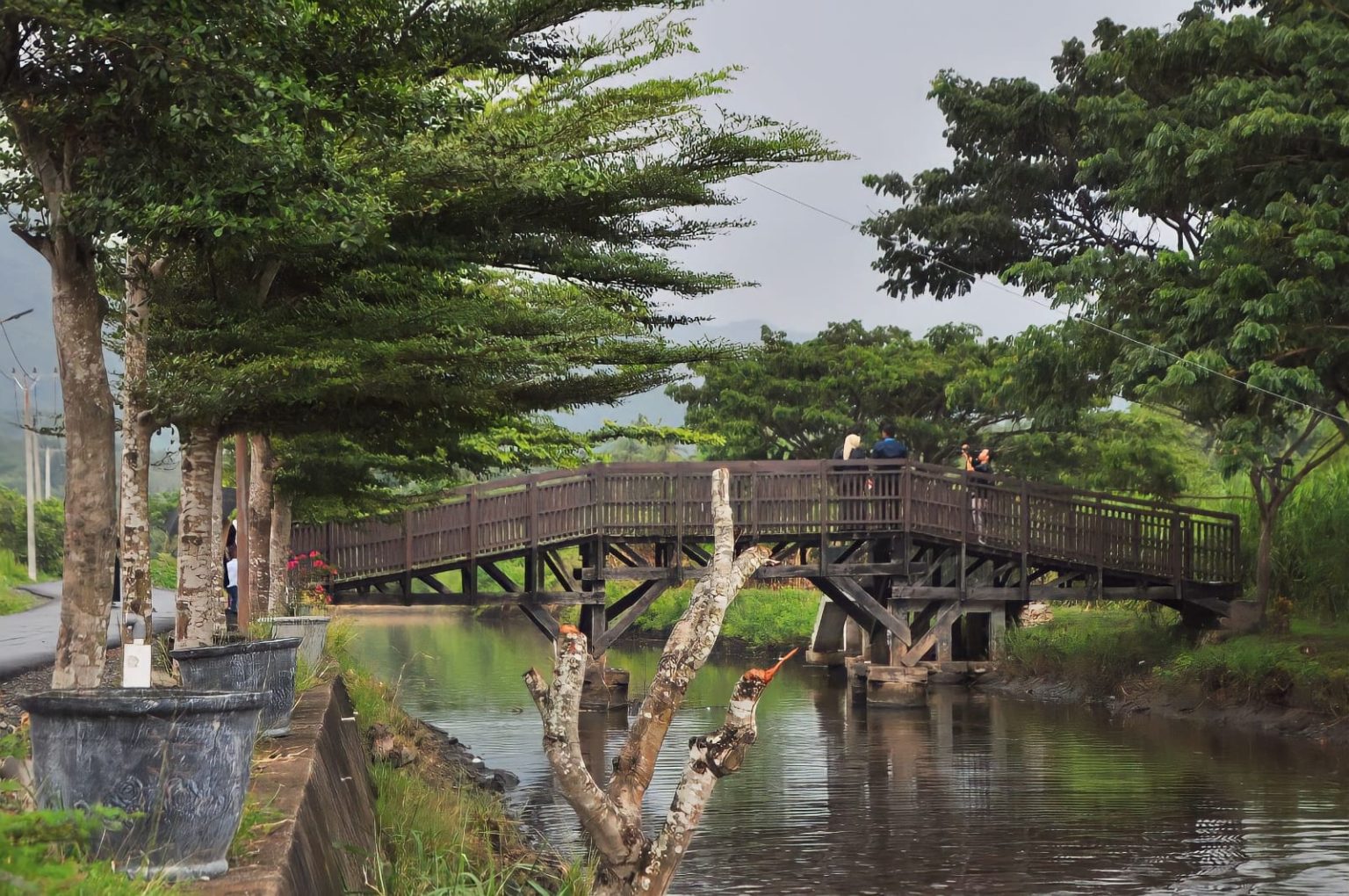 Jembatan yang menjadi salah satu icon desa wisata Gampong Nusa di Kecamatan Lhoknga Kabupaten Aceh Besar, terlihat sedang dimanfaatkan oleh satu pasangan sebagai lokasi foto prewedding, Senin (23/10/2023). (FOTO:  WAHYU DESMI)