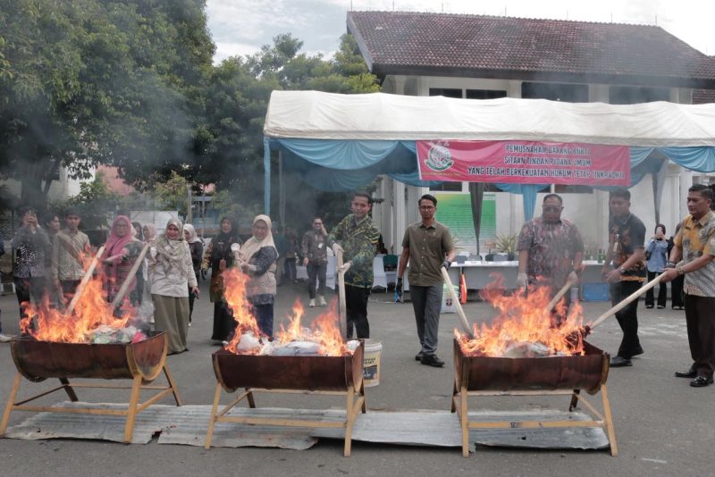 Proses pemusnahan barang bukti yang berkekuatan hukum tetap di halaman Kejaksaan Negeri Banda Aceh, pada Kamis 2 Oktober 2025. (Foto: Dok. Kejari Banda Aceh)