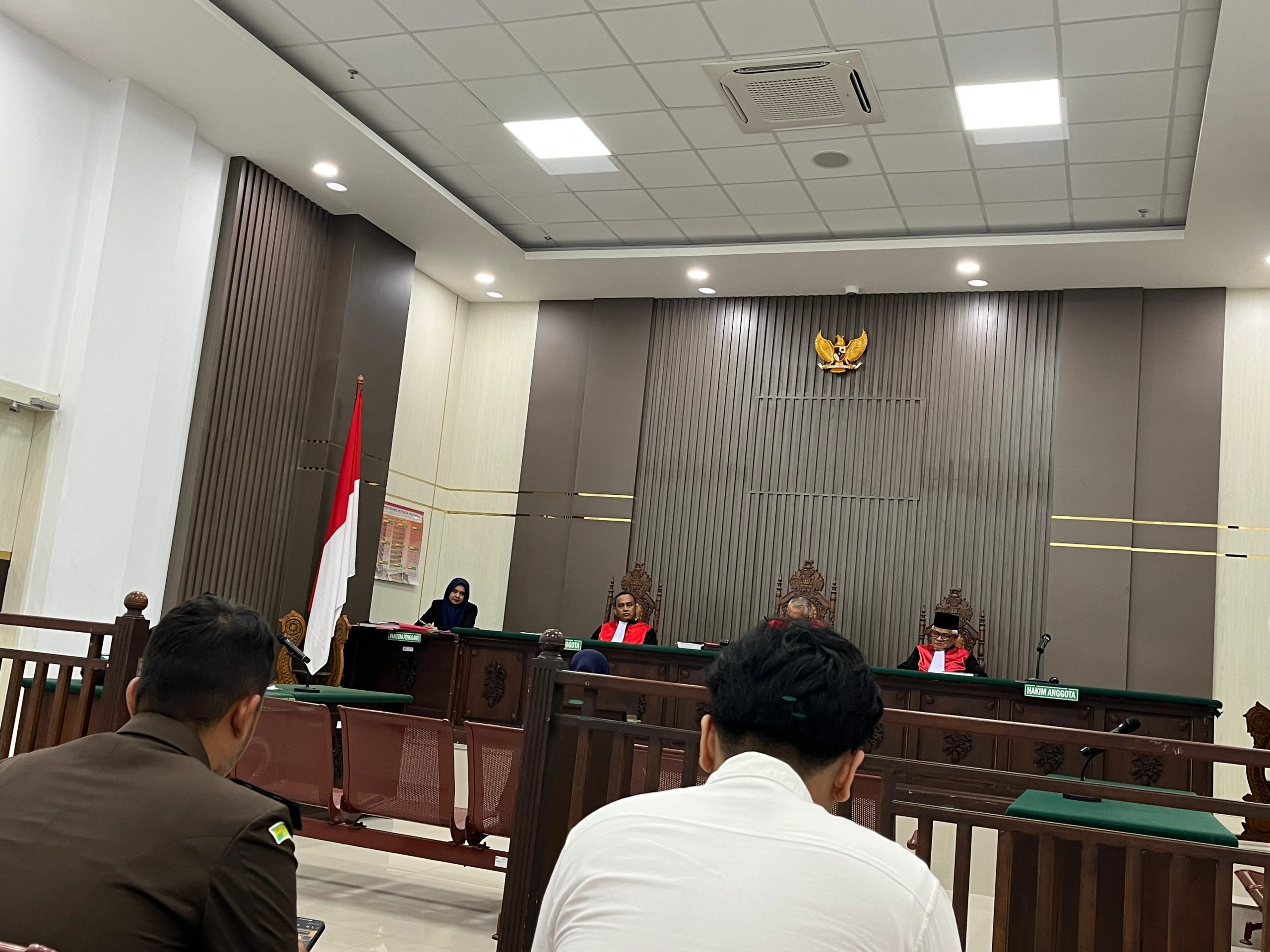Sidang perdana kasus TPPO anak di bawah umur yang berlangsung di Pengadilan Negeri Banda Aceh, pada Rabu 1 Oktober 2025. (Foto: Nukilan/Rezi)