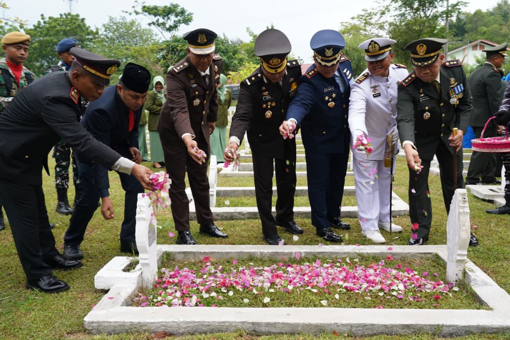 Letkol Cba Ridwan Nugraha, yang memimpin pasukan upacara ziarah nasional dan tabur bunga di Taman Makam Pahlawan (TMP) Blang Panyang, Kecamatan Muara Satu, Kota Lhokseumawe, Jumat (3/10/2025) pagi. (Foto: For Nukilan)