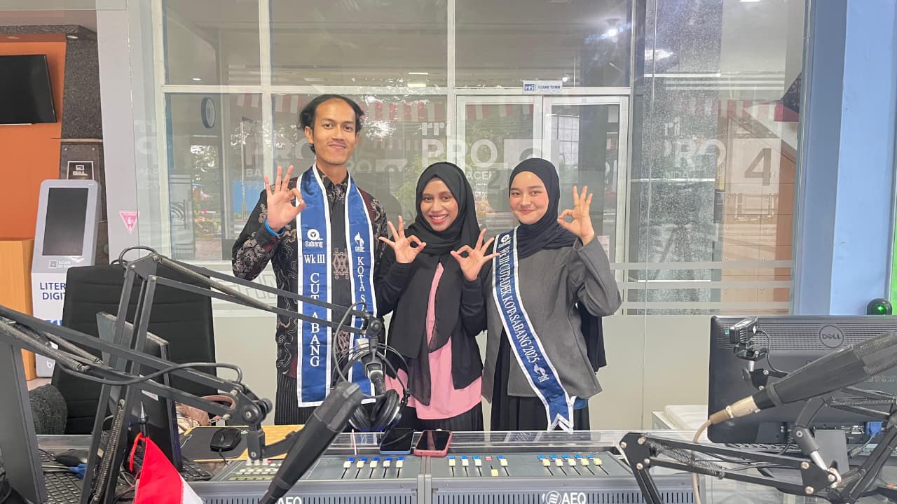 Cut Abang Ari Maulana dan Cut Adek Jihan Syakira, hadir sebagai narasumber dalam program “Cek Cerita Kamu (CCK)” di RRI Pro 2 Banda Aceh 92.6 FM, Sabtu (4/10/2025). (Foto: For Nukilan)