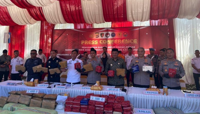 Konferensi pers pengungkapan peredaran narkoba jenis sabu, ganja dan kokain di Mapolda Aceh, pada Senin 6 Oktober 2025. (Foto: Nukilan/Rezi)