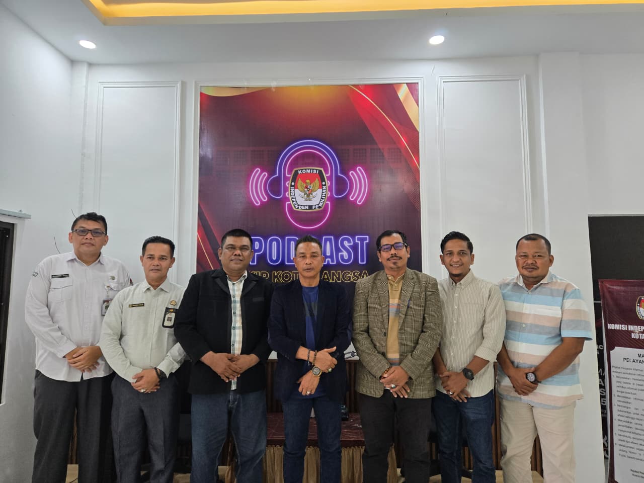 Ketua KIP Aceh Isi Podcast di KIP Langsa. (FOTO: KIP ACEH)