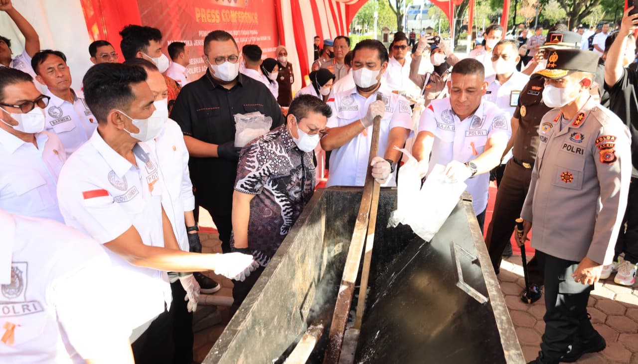 Pemusnahaan barang bukti di Mapolda Aceh, Banda Aceh, pada Senin 6 Oktober 2025. (Foto: Dok. Polda Aceh)