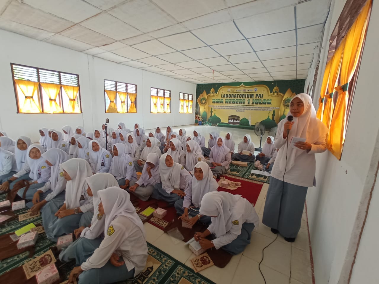 Komplotan Bandit Warung Kopi Ajak Siswa SMAN 1 Julok Cintai Sastra Lewat Bedah Buku “Hantu Padang” (Foto: For NUKILAN)