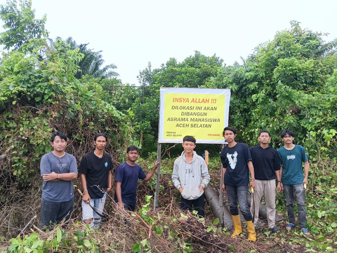 Mahasiswa Aceh Selatan yang tergabung dalam Ikatan Pelajar Mahasiswa Aceh Selatan (IPELMASEL) Aceh Barat kembali melaksanakan kegiatan gotong royong massal di lahan yang direncanakan menjadi lokasi pembangunan asrama mahasiswa Aceh Selatan di Meureubo, Aceh Barat. (Foto: For Nukilan)