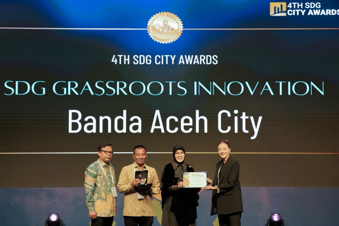 Wali Kota Banda Aceh, Illiza Sa’aduddin Djamal, menerima penghargaan internasional CityNet SDG City Awards 2025 pada ajang yang digelar di Bali Beach Convention Center, Denpasar, Senin (27/10/2025). (Foto: For Nukilan)