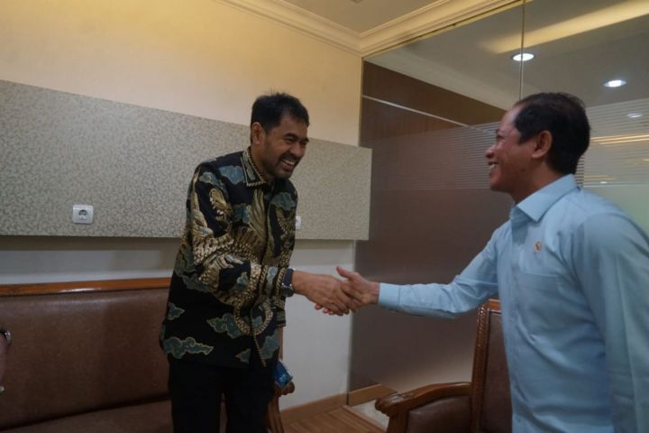 Gubernur Aceh, Muzakir Manaf (Mualem) bersama Menteri Lingkungan Hidup dan Kehutanan (LHK) Republik Indonesia, Hanif Faisol Nurofiq. (Foto: Istimewa)