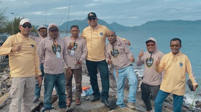 Wakil Ketua Komisi III DPRK Banda Aceh, Tuanku Muhammad bersama para pemancing foto bersama saat event Banda Aceh Fishing Turnament yang diselenggarakan di Tepi Laut mulai dari Nol Kilometer Kota Banda Aceh Gampong Pande hingga Ulee Lheu, baru-baru ini. (Foto: For Nukilan)