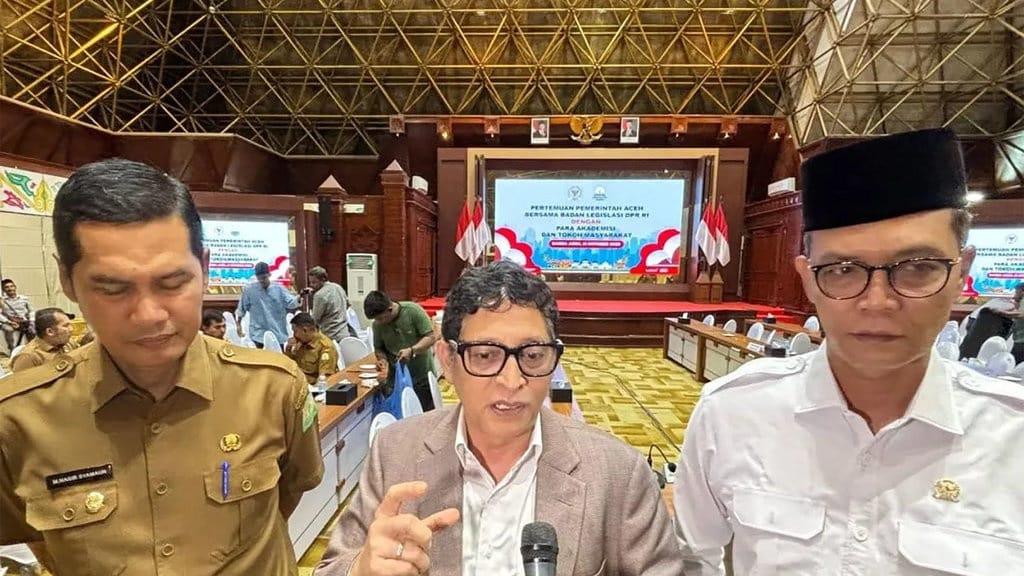 Ketua Baleg DPR RI, Bob Hasan (tengah) saat memberikan keterangan kepada awak media terkait revisi UUPA, di Banda Aceh, Selasa (21/10/2025). (FOTO: ANTARA/Rahmat Fajri)