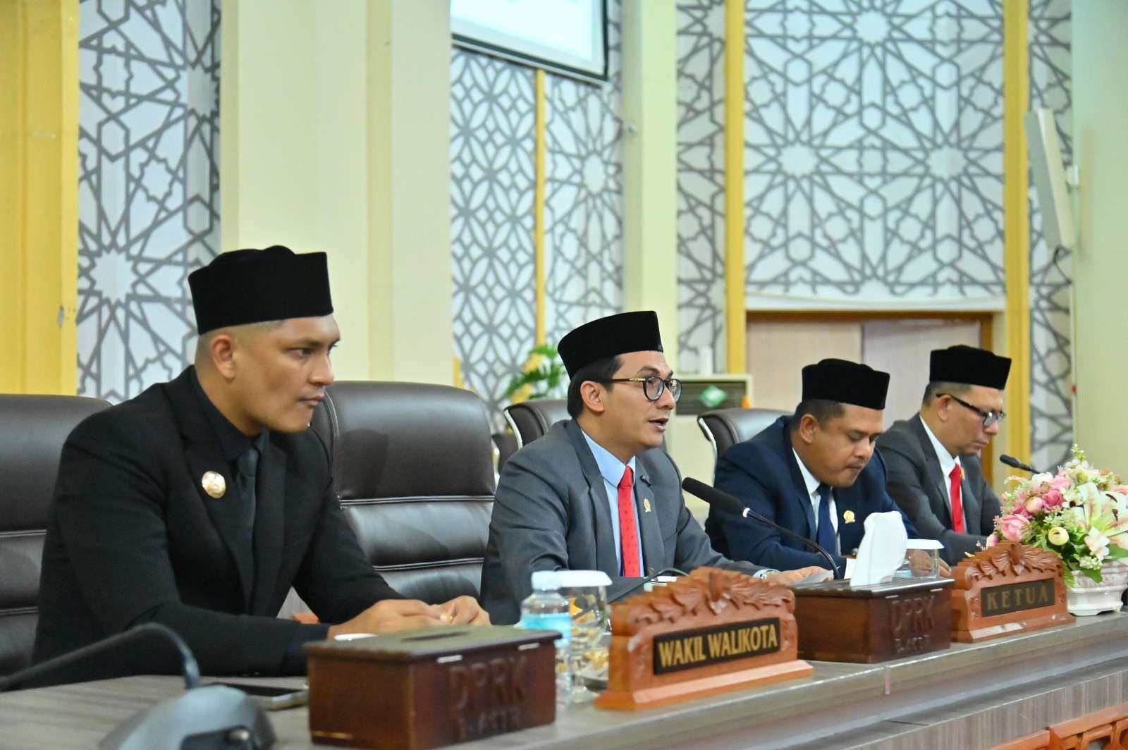Ketua DPRK Banda Aceh, Irwansyah ST, menyampaikan dukungan terhadap sikap Gubernur Aceh menolak pemotongan dana transfer daerah dalam sidang paripurna di Gedung DPRK Banda Aceh, Rabu (8/10/2025). Foto: (Foto: Humas DPRK Banda Aceh).