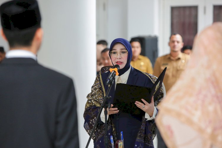 Wali Kota Banda Aceh, Illiza Sa'aduddin Djamal saat melantik empat Pejabat Eselon II di lingkup Pemko Banda Aceh. (Foto: Humas Kota)