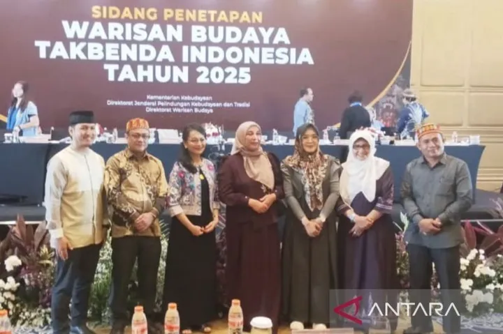 Kementerian Kebudayaan menetapkan Rateeb Meuseukat Aceh, tari tradisional Nagan Raya yang sarat dakwah, sebagai Warisan Budaya Tak Benda Indonesia 2025. Apa keunikan tari ini? (FOTO: AntaraNews)