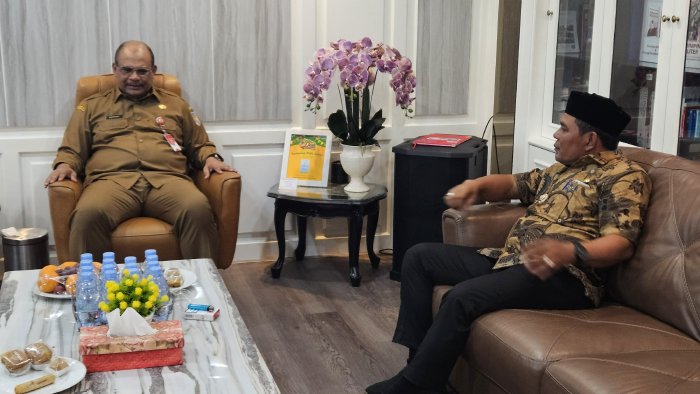 Bupati Aceh Besar Syech Muharram berdiskusi dengan Direktur Jenderal Bina Administrasi Wilayah Kementerian Dalam Negeri, Dr Safrizal MSi, di gedung Kemendagri, Jakarta, Selasa (7/10/2025). (FOTO: PEMKAB ACEH BESAR)