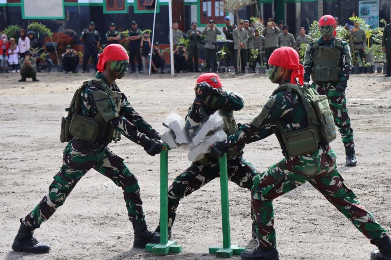 Aksi prajurit Kodim 0106/Aceh Tengah saat peringatan HUT Ke-80 TNI di Lapangan Sanggamara, Takengon, Minggu (5/10/2025).(Foto: Pendim Ateng)
