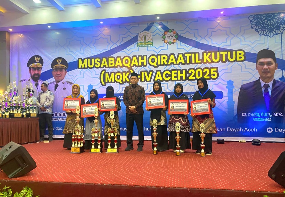 Kepala Biro Keistimewaan dan Kesejahteraan Rakyat (Isra) Setda Aceh, Dr. Drs. Yusrizal, M.Si, secara resmi menutup kegiatan MQK IV Aceh di Hotel Grand Aceh Syariah, Lamdom, Banda Aceh, Kamis (21/8/2025) malam. (Foto: For Nukilan)