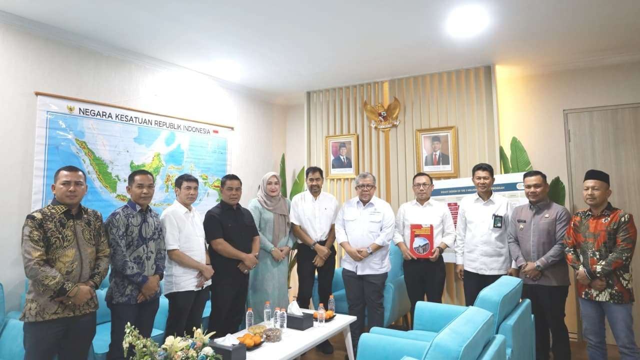 Gubernur Aceh bersama Bupati Aceh Jaya dan para kepala daerah lainnya saat audiensi dengan Wakil Menteri Perumahan dan Kawasan Permukiman RI, Fahri Hamzah, di Jakarta. (Foto: Ist)