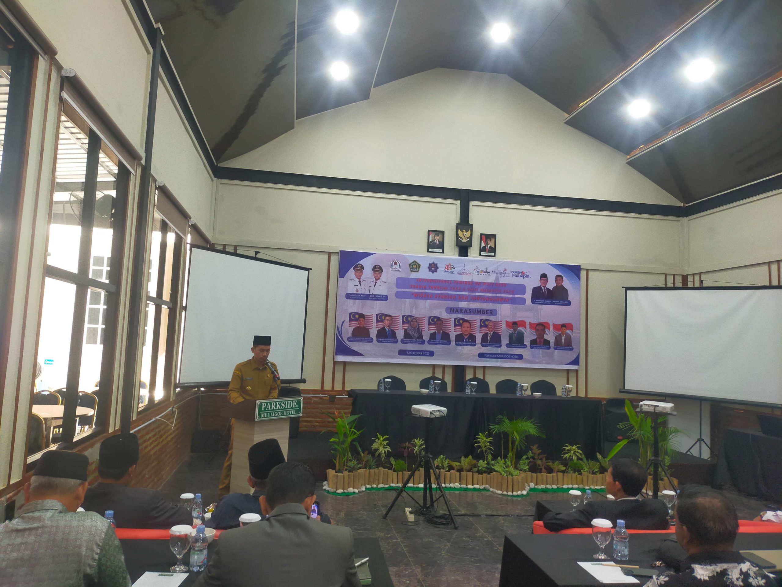 Bupati Aceh Barat, Tarmizi, S.P., M.M., secara resmi membuka kegiatan Seminar Internasional bertajuk “West Aceh Sharia Tourism 2025 and Visit Malaysia 2026”, bertempat di hotel Parkside Meuligoe Meulaboh [Foto : Arif Rizalul / Repoter RRI Meulaboh ]