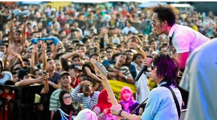 Vokalis Slank, Kaka bersama Gitaris saat menghibur penonton di Banda Aceh dalam Acara Silaturahmi Budaya. (Foto: Dok.Serambinews.com).