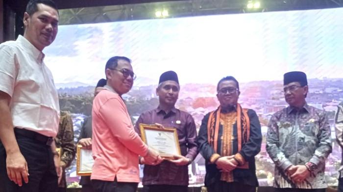 Plt Sekda Aceh Barat, Wistha Nowar, mewakili Bupati Tarmizi, menerima penghargaan sebagai “Bupati Peduli Kesehatan Jiwa” pada peringatan Hari Kesehatan Jiwa Sedunia ke-33 yang digelar di Anjong Mon Mata, Meuligoe Gubernur Aceh, Banda Aceh, Jumat (10/10/2025). (Foto: Humas Aceh Barat)