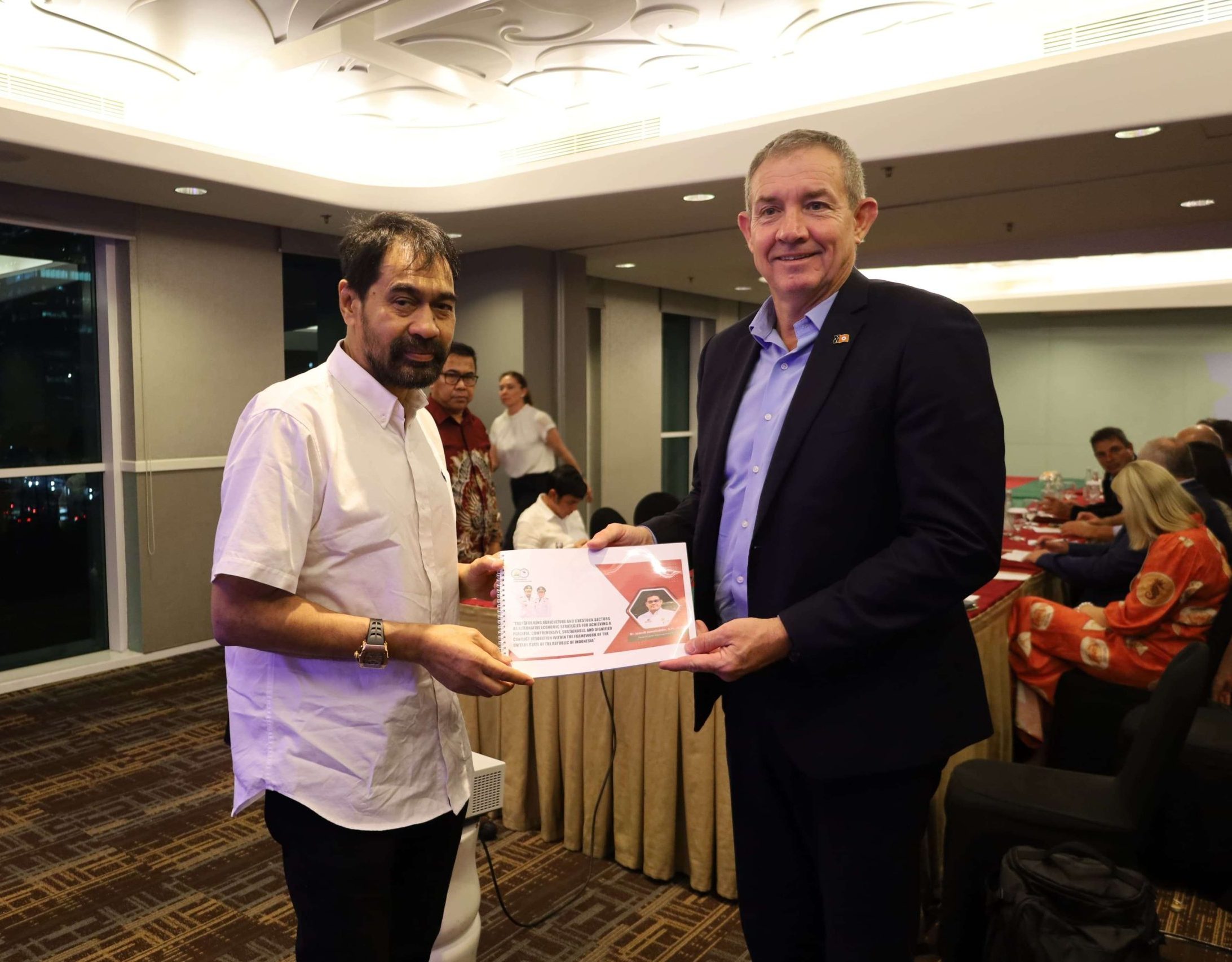 Gubernur Aceh, Muzakir Manaf di dampingi Ketua BRA Jamaluddin, SH, M.Kn & staf sus Gubernur melakukan pertemuan dengan Minister of Agriculture and Fisheries, Northern Territory (Menteri Pertanian dan Perikanan, Wilayah Utara Australia) Hon. Gerard Maley, di Hotel JS Luwansa, Jakarta Selatan, Senin (27/10/2025). (Foto: Humas Aceh).