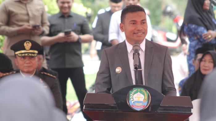 Bupati Aceh Barat Daya (Abdya) Safaruddin saat memberikan pesan khusus kepada para Pegawai Pemerintah dengan Perjanjian Kerja (PPPK) setelah menerima SK pengangkatan, Rabu (1/10/2025), di halaman Kantor Bupati Abdya. (Foto: Pemkab Abdya)