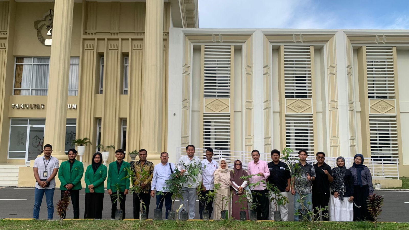 Panwaslih Aceh Hijaukan Fakultas Hukum Unimal Lewat Aksi Tanam Pohon