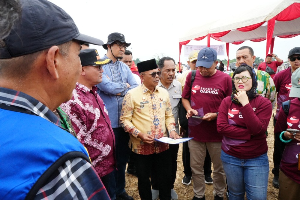Kadisdik Aceh Dampingi Wamendiktisaintek Tinjau Rencana Pembangunan Sekolah Garuda di Aceh Utara. (Foto: Disdik Aceh)
