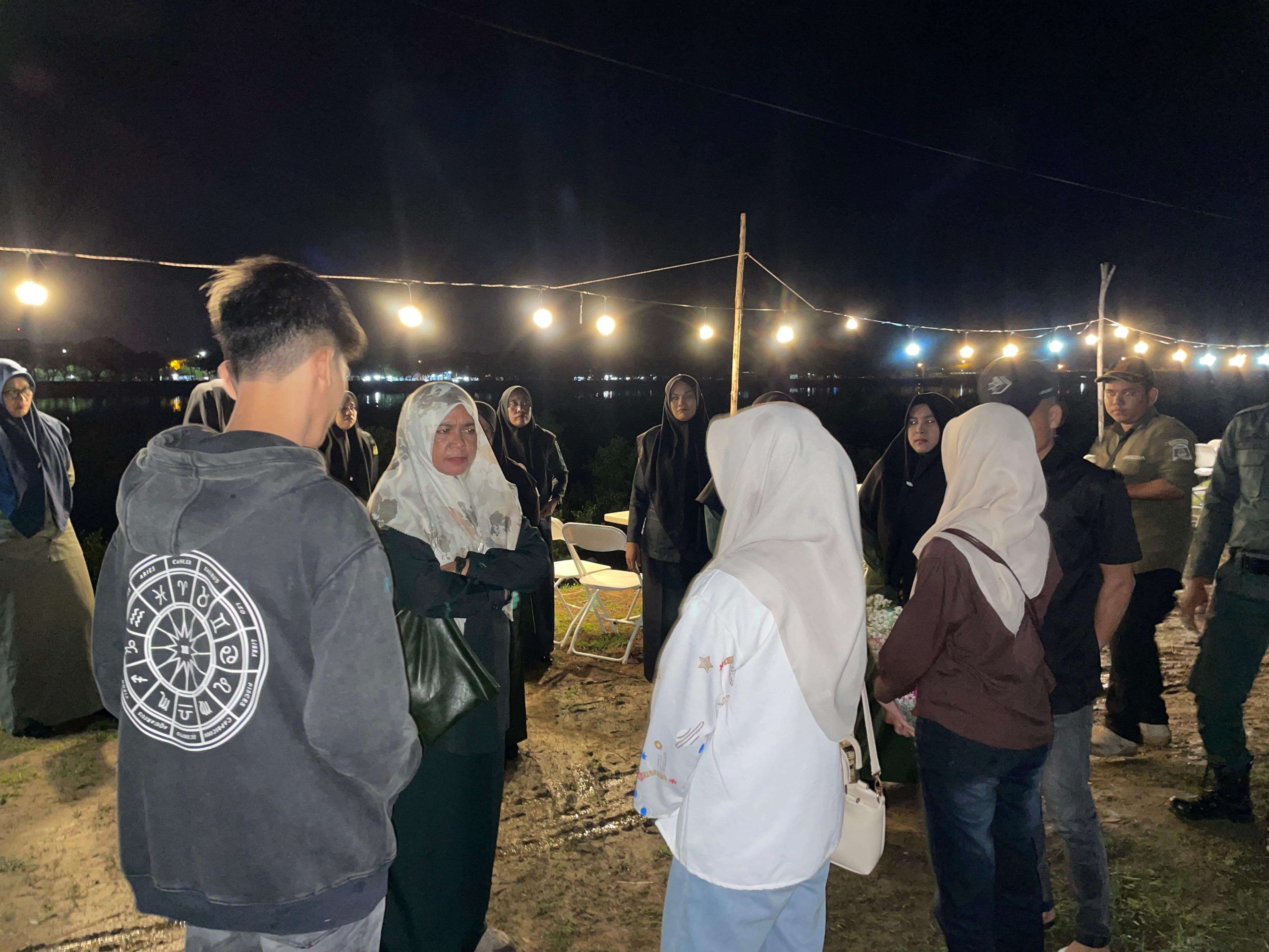 Kabid Penegakan Perundang-Undangan Daerah dan Syariat Islam, Salmawati SAg MSi (ketiga dari kiri), bersama Kasi Penyidik Darwadi SAg (kedua dari kiri), serta Kasubag Umum dan Kepegawaian Fajri SSos (kiri), memberikan sosialisasi kepada pasangan muda yang nongkrong hingga larut malam, di bantaran krueng Aceh, Minggu (26/10/2025) dini hari. (FOTO: MC ACEH BESAR)