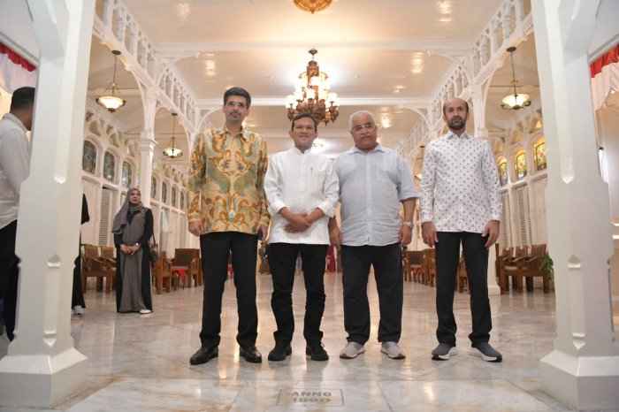 Wakil Gubernur Aceh, Fadhlullah, menyambut hangat kunjungan delegasi kehormatan dari Kerajaan Bahrain dan Uni Emirat Arab (UEA) dalam jamuan makan malam yang digelar Pemerintah Aceh di Meuligoe Gubernur, Banda Aceh, Sabtu malam, 25 Oktober 2025. (Foto: Humas Aceh)