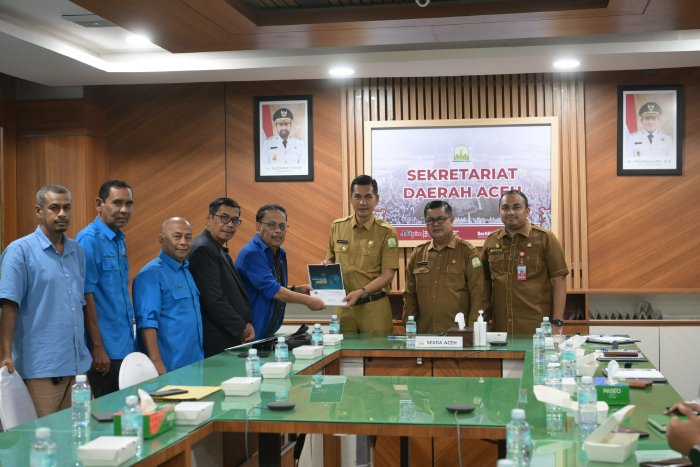 ekretaris Daerah (Sekda) Aceh, M. Nasir, S.IP., MPA., saat menerima audiensi pengurus Persatuan Wartawan Indonesia (PWI) Aceh di Ruang Rapat Sekda Aceh, Selasa (14/10/2025). (Foto: For Nukilan)