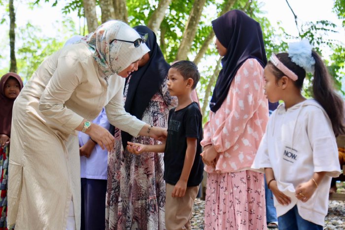Kak Na Temui Yatim dan Kaum Ibu di Pedalaman Aceh Utara. (Foto: Humas Aceh)