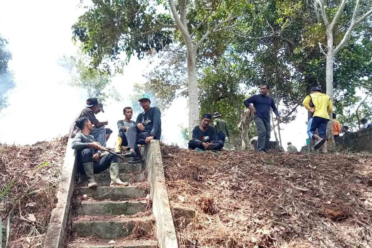 Warga Gampong Panton Luas, Kecamatan Tapaktuan, Kabupaten Aceh Selatan, membersihkan lahan eks bivak Kolonial Belanda yang akan dikembangkan menjadi destinasi wisata. (Foto: Dok Pemerintah Desa Panton Luas)