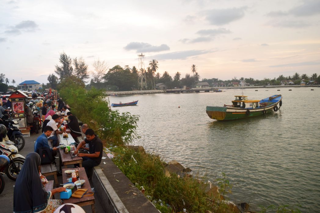 Potret sejumlah warga memadati pelabuhan Ujung Karang, Meulaboh, Aceh Barat. (Foto: ACEHEKSPRES.COM/FAHZIAN ALDEVAN)