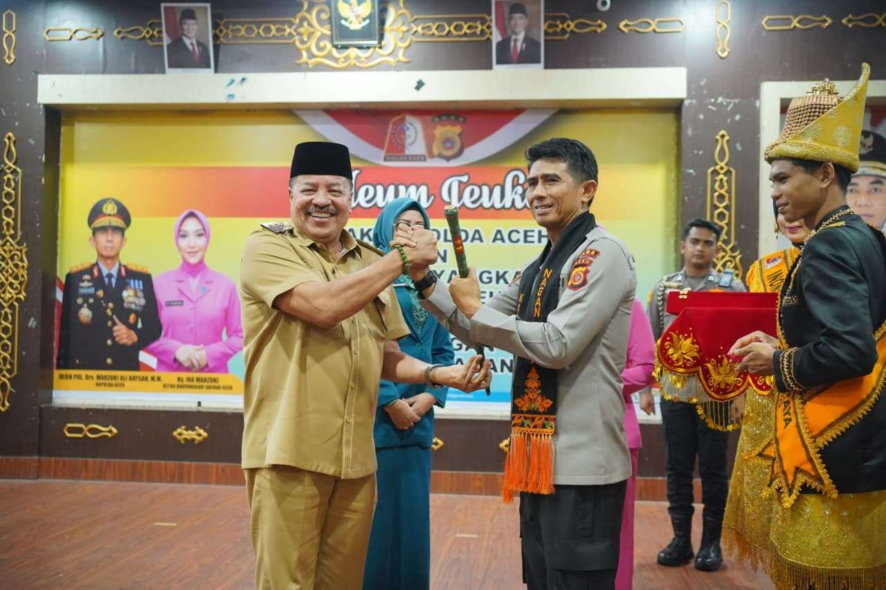 Kapolda Aceh Kunjungi Nagan Raya, Dapat Tongkat Komando Batu Giok dari Bupati TRK. (Foto: DINAS KOMINFO KAB. NAGAN RAYA)