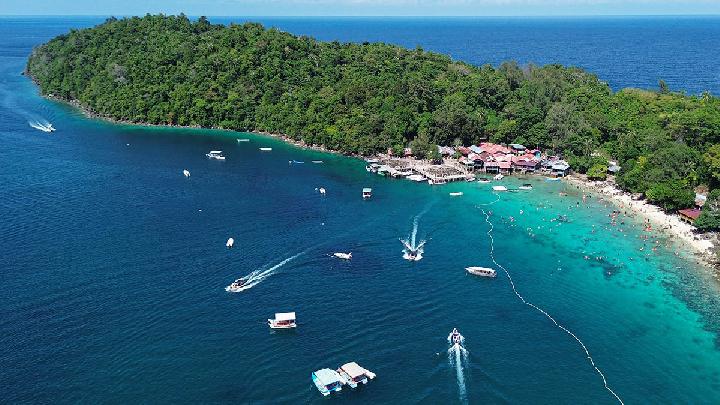 Wisata snorkeling di Pulau Rubiah, Desa Wisata Iboih, Kota Sabang. (Foto: Antara)