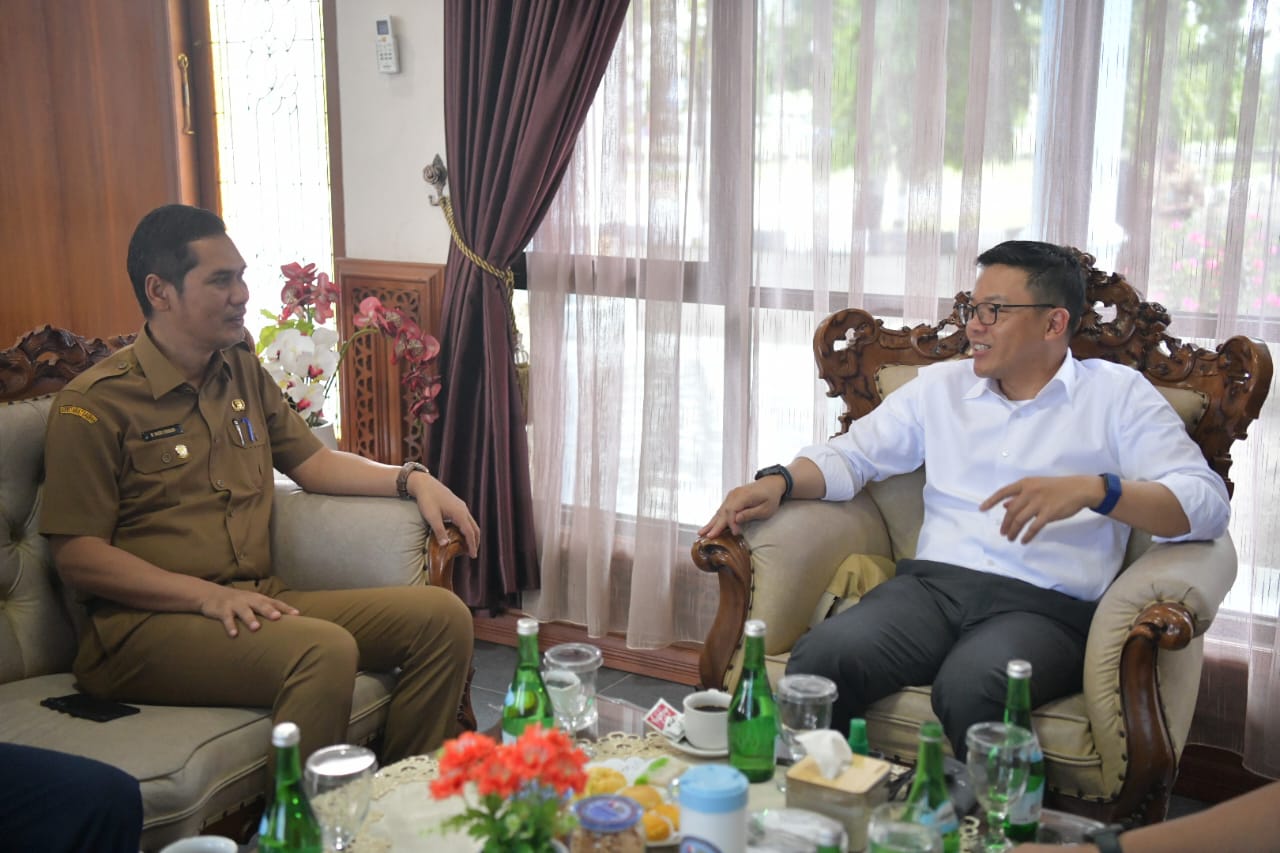Sekda Aceh Muhammad Nasir berbincang dengan Menlu Sugiono di Ruang Tunggu VIV Bandara SIM. (Foto: Humas Aceh)