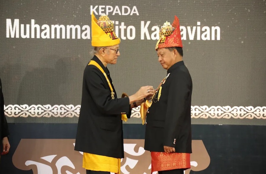 Wali Nanggroe Aceh Anugerahkan Gelar “Petua Panglima Hukom Nanggroe” kepada Mendagri Tito Karnavian. (Foto: The Aceh Post)