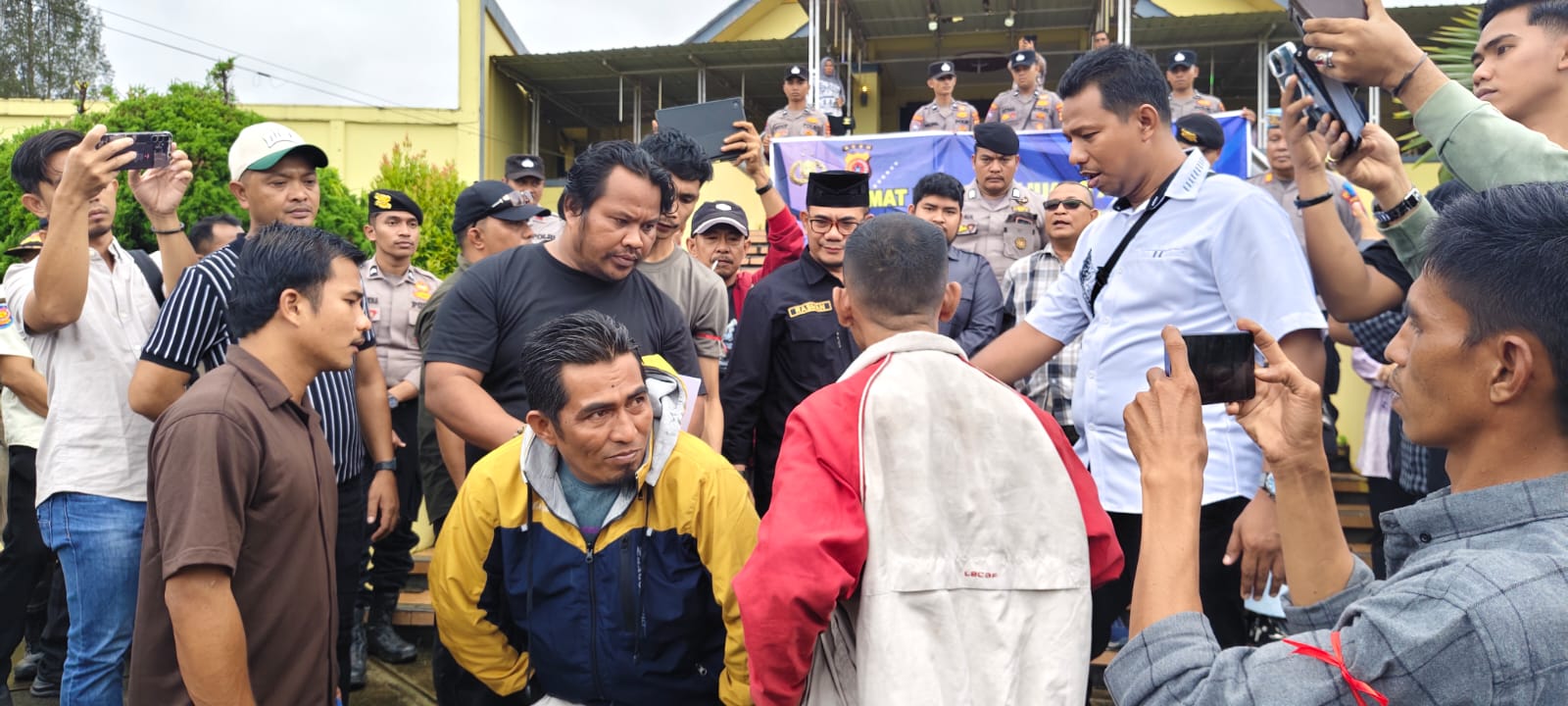 Masyarakat Simeulue Gelar Aksi Tolak Rencana Perpindahan Rute Kapal Fery Aceh Hebat 1 di Depan DPRK dan Kantor Bupati Setempat. (Foto: Ist)