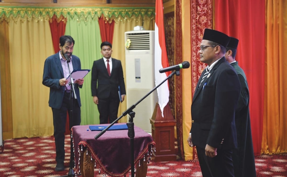 Gubernur Aceh, Muzakir Manaf, resmi mengambil sumpah dan melantik Jamaluddin, SH., M.Kn. sebagai Ketua BRA untuk masa jabatan 2025–2030, yang berlangsung di Anjong Mon Mata, Senin sore, (24/11/2025). (Foto: For NUKILAN)