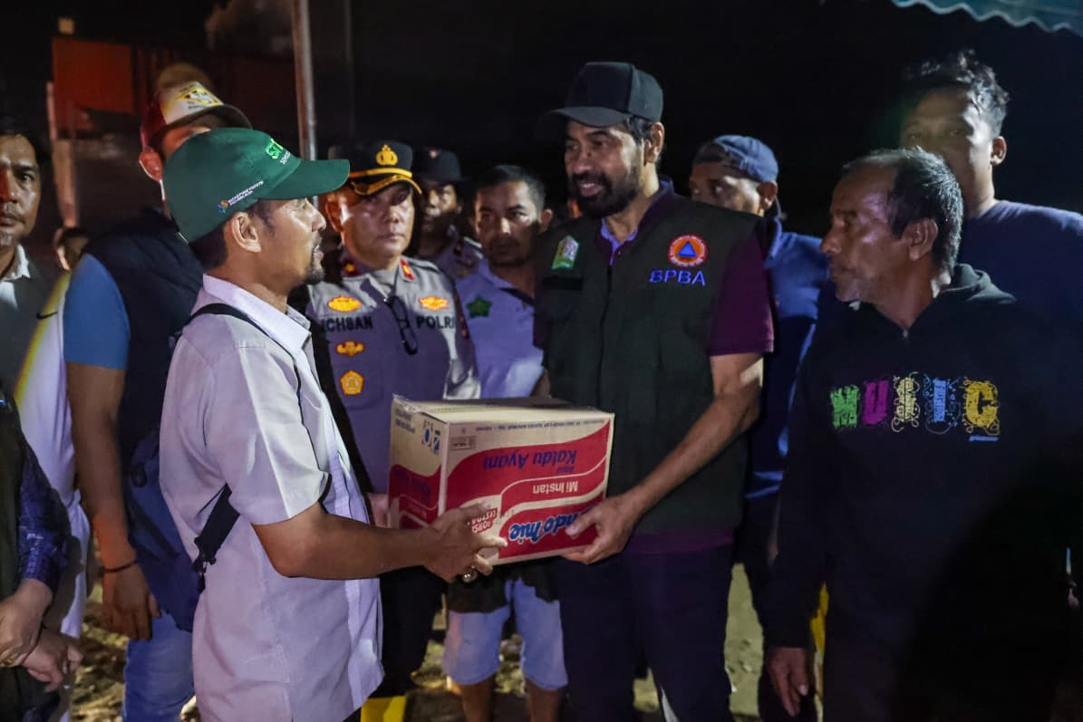 Mualem Turun Langsung Salurkan Bantuan untuk Korban Banjir di Aceh Utara. (Foto: For Nukilan)