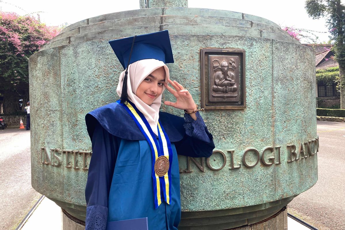 Alumnus SBM ITB, Cut Vivia Talitha menceritakan perhatian gurunya, Ibu Juraidah semasa SMP yang membuatnya bangkit dari ranking 40 di kelas. (Foto: Dok. Pribadi)