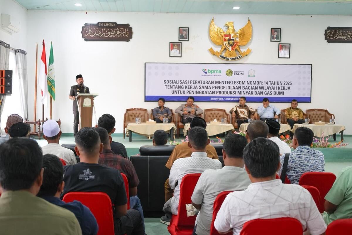Bupati Aceh Timur, Iskandar Usman Al-Farlaky, dalam dalam kegiatan sosialisasi tentang sumur minyak rakyat di Aceh Timur, Kamis (13/11/2025).(FOTO: PROKOPIM ACEH TIMUR)