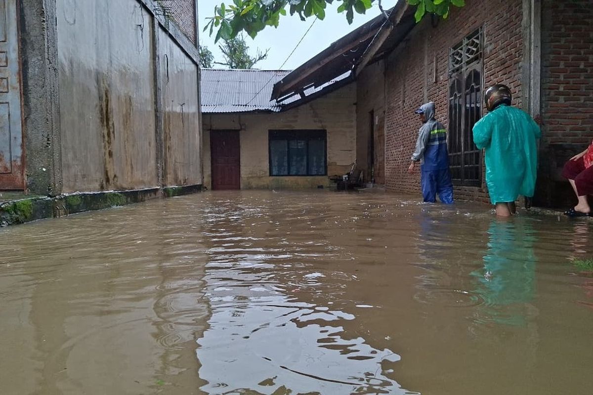 Banjir merendam Desa Paya Naden, Kecamatan Madat, Kabupaten Aceh Timur, Minggu (23/11/2025). (FOTO: PROKOPIM ACEH TIMUR)