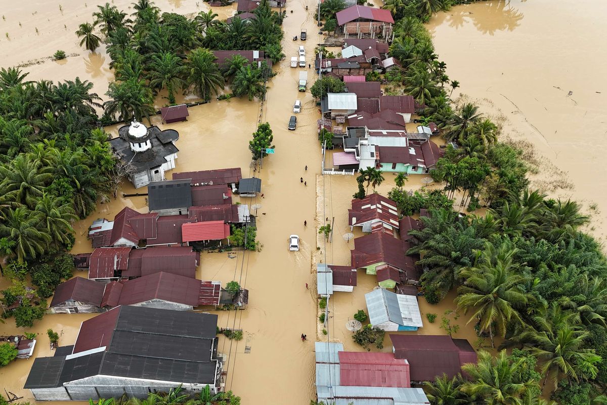 Foto udara pengendara melintasi jalan nasional Medan-Banda Aceh yang terendam banjir di Desa Peuribu, Arongan Lambalek, Aceh Barat, Aceh, Kamis (27/11/2025). Bencana banjir yang melanda 16 kabupaten/kota di Aceh selain berdampak pada ratusan ribu warga juga merusak sejumlah badan jalan dan jembatan sehingga memutuskan akses transpotasi darat. (FOTO: ANTARA)