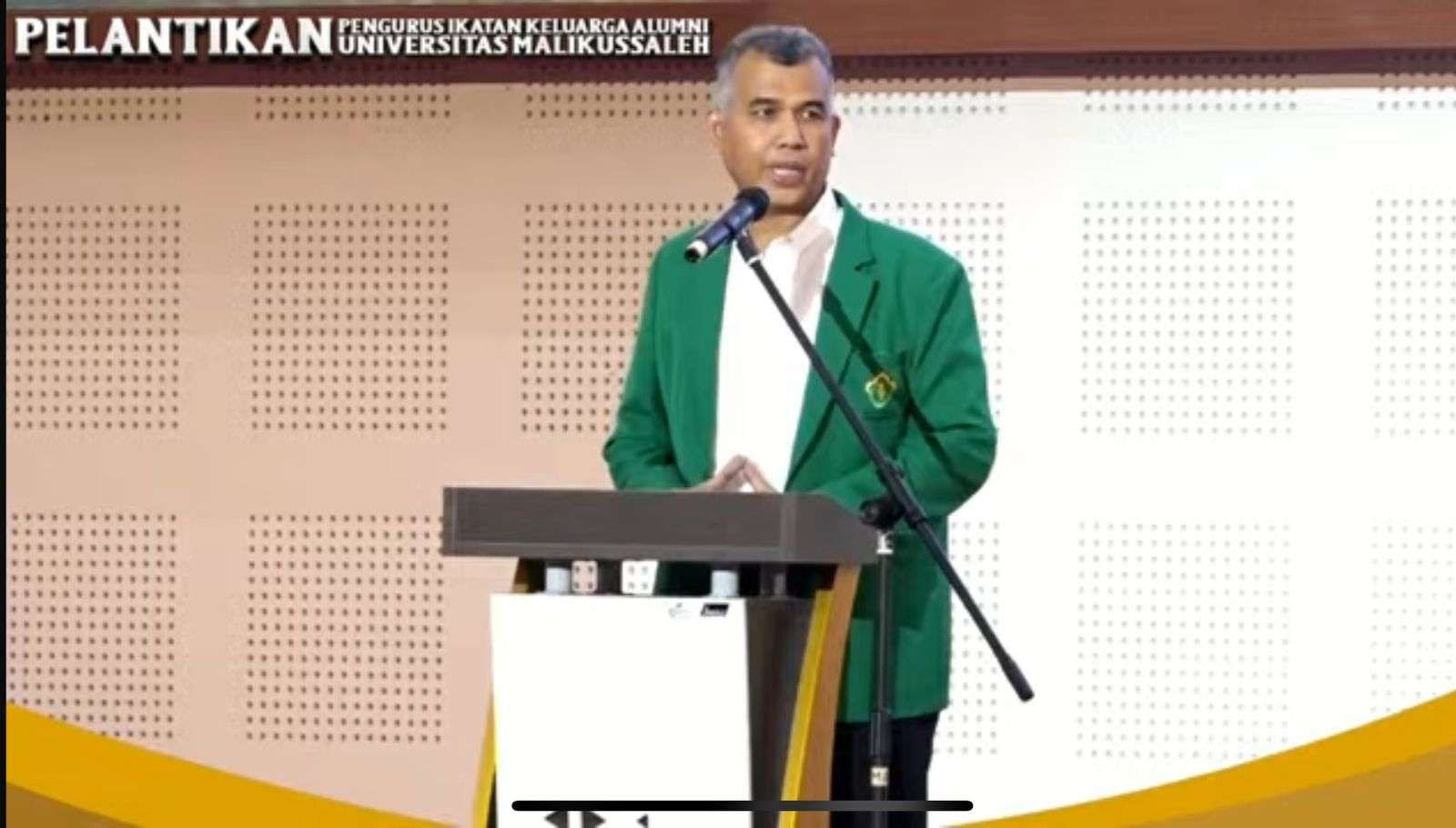 Rektor Unimal Prof. Dr. Ir. Herman Fithra ST., MT., IPM., ASEAN. Eng saat memberikan sambutan pada acara Pelantikan Pengurus IKA Unimal periode 2024-2028 pada Minggu (2/11/2025). (Foto: dok. Nanda RRI)