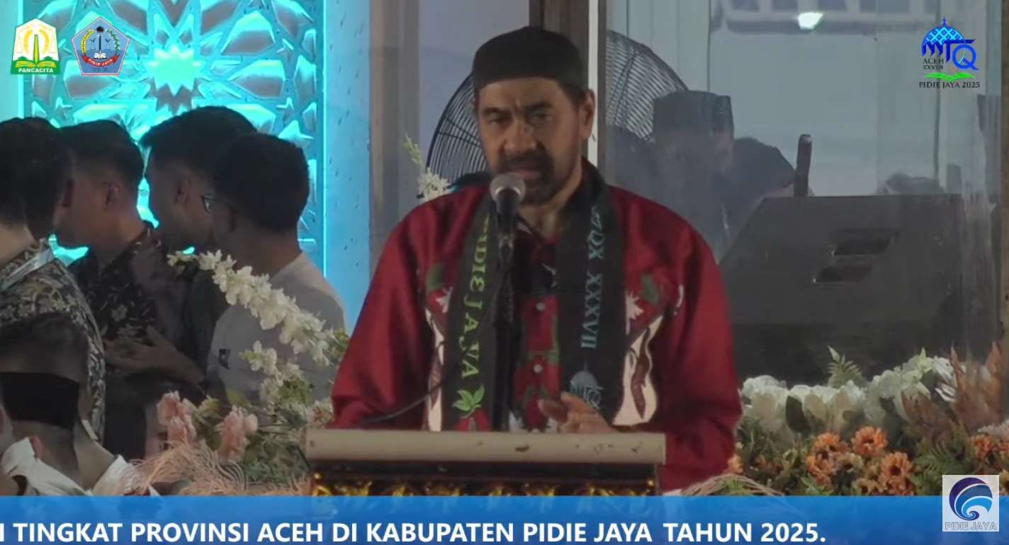 Gubernur Aceh, H Muzakir Manaf saat memberikan sambutan dalam pembukaan MTQ Aceh ke-37 di Kabupaten Pidie Jaya, Sabtu (1/11/2025) malam. (Foto: Dok. YouTube Diskominfotik Pijay)